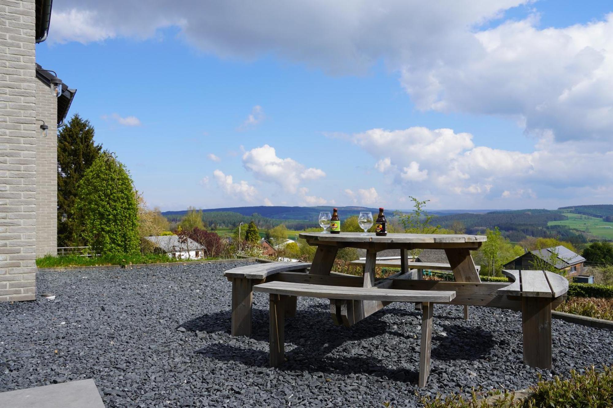 Petite perle en Haute Ardenne avec vue sur la vallée, cabine infra-rouge et bain balnéo Lierneux Exterior foto